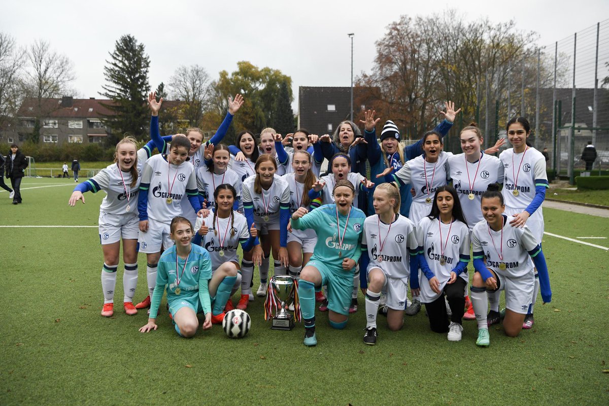 s04's tweet photo. 🏆 POKALSIEGERINNEN 🏆

Die königsblauen U17-Juniorinnen haben am Sonntag das dramatische Kreispokalfinale gegen den FC Frohlinde kurz vor Schluss mit 4:3 gewonnen! 🙌🏽

Es ist der historisch erste Pokal für ein Frauen-/Juniorinnenteam des #S04. Stark, Mädels! 💪🏽 https://t.co/09t5NOVh87