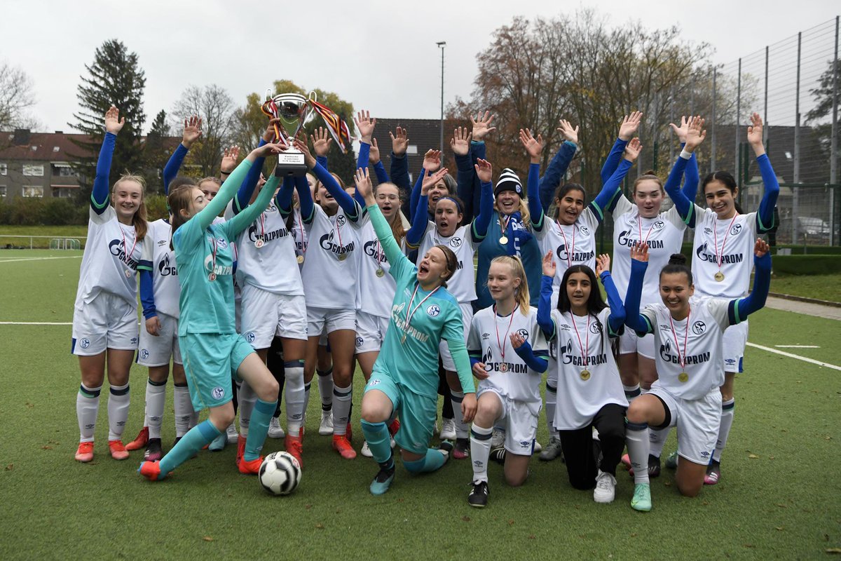 s04's tweet photo. 🏆 POKALSIEGERINNEN 🏆

Die königsblauen U17-Juniorinnen haben am Sonntag das dramatische Kreispokalfinale gegen den FC Frohlinde kurz vor Schluss mit 4:3 gewonnen! 🙌🏽

Es ist der historisch erste Pokal für ein Frauen-/Juniorinnenteam des #S04. Stark, Mädels! 💪🏽 https://t.co/09t5NOVh87