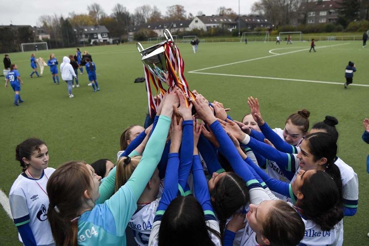 s04's tweet photo. 🏆 POKALSIEGERINNEN 🏆

Die königsblauen U17-Juniorinnen haben am Sonntag das dramatische Kreispokalfinale gegen den FC Frohlinde kurz vor Schluss mit 4:3 gewonnen! 🙌🏽

Es ist der historisch erste Pokal für ein Frauen-/Juniorinnenteam des #S04. Stark, Mädels! 💪🏽 https://t.co/09t5NOVh87