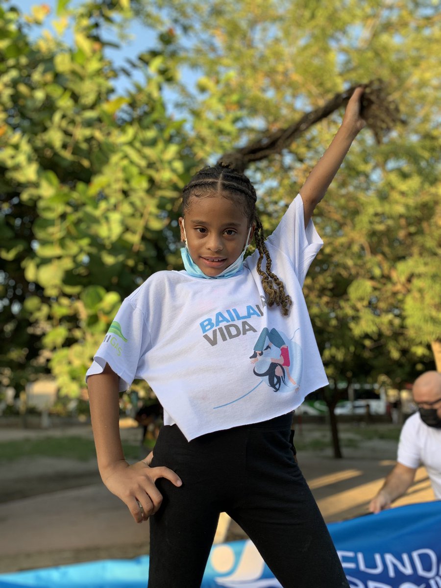 FundPromigas's tweet photo. ¡El baile transforma vidas! 🕺🏻✨ En Soledad, Atlántico, los jóvenes beneficiarios del programa #BailaLaVida 💃🏻🪘 y sus padres disfrutaron una jornada llena de sabor y alegría en el parque Santa Inés 🏘, con @promigasoficial, @FundPromigas y @vive_bailand0. ¡Qué hit! 💥 https://t.co/RLxSg9JFpO
