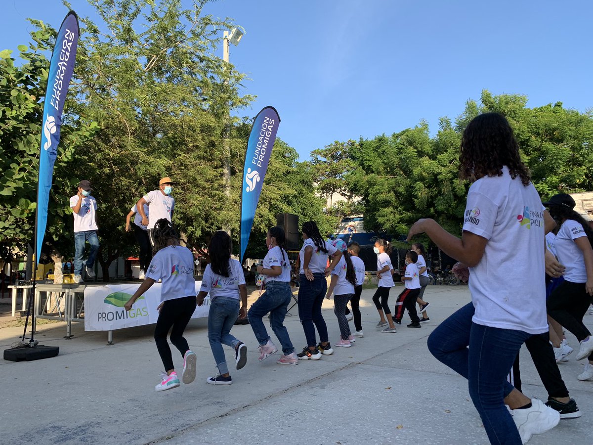FundPromigas's tweet photo. ¡El baile transforma vidas! 🕺🏻✨ En Soledad, Atlántico, los jóvenes beneficiarios del programa #BailaLaVida 💃🏻🪘 y sus padres disfrutaron una jornada llena de sabor y alegría en el parque Santa Inés 🏘, con @promigasoficial, @FundPromigas y @vive_bailand0. ¡Qué hit! 💥 https://t.co/RLxSg9JFpO