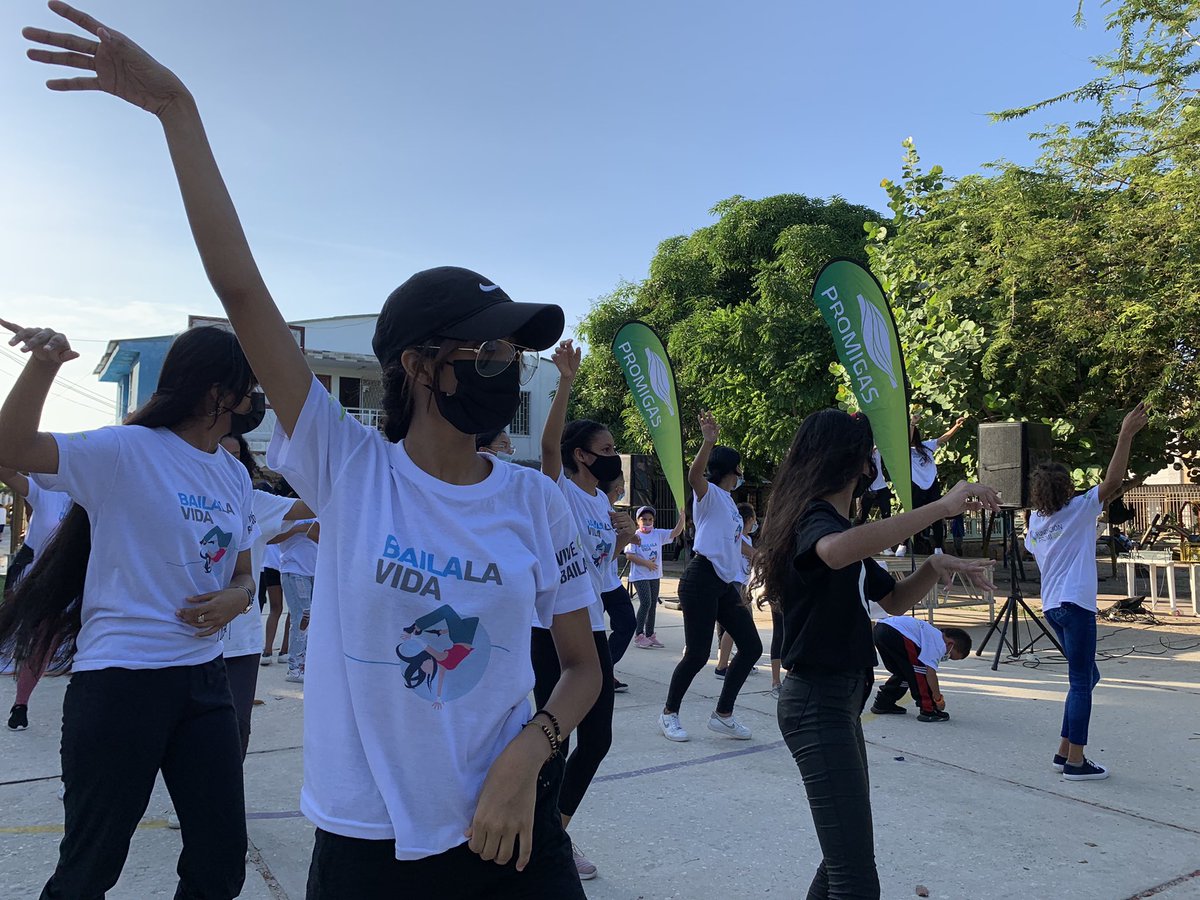 FundPromigas's tweet photo. ¡El baile transforma vidas! 🕺🏻✨ En Soledad, Atlántico, los jóvenes beneficiarios del programa #BailaLaVida 💃🏻🪘 y sus padres disfrutaron una jornada llena de sabor y alegría en el parque Santa Inés 🏘, con @promigasoficial, @FundPromigas y @vive_bailand0. ¡Qué hit! 💥 https://t.co/RLxSg9JFpO