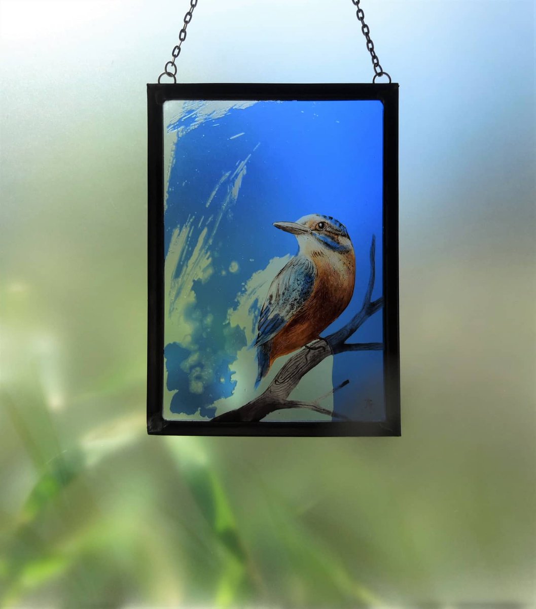 ⭐GIVEAWAY!⭐ over on my Instagram page 💖 
#giveaway #stainedglassart #stainedglass #birdart #Birds #paintedglass #oneoffpiece #uniquegifts #glassart #kingfisher #decorativeart