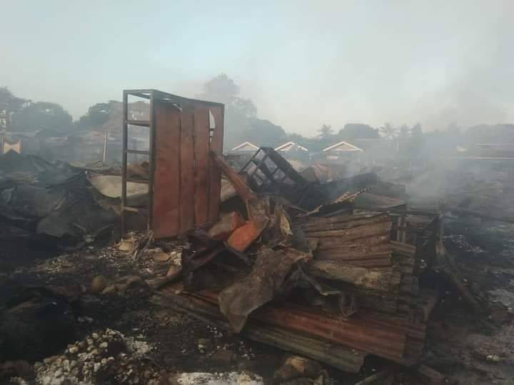 At least 240 shops were Burned down during the fire broke out at Myoma Market in #Natmaruk on Nov 13.Terrorists even opened fire to threaten civlians who came to put out the fire causing more damages. #HelpMyanmarIDPs  #Nov14Coup  #WhatsHappeningInMyanmar