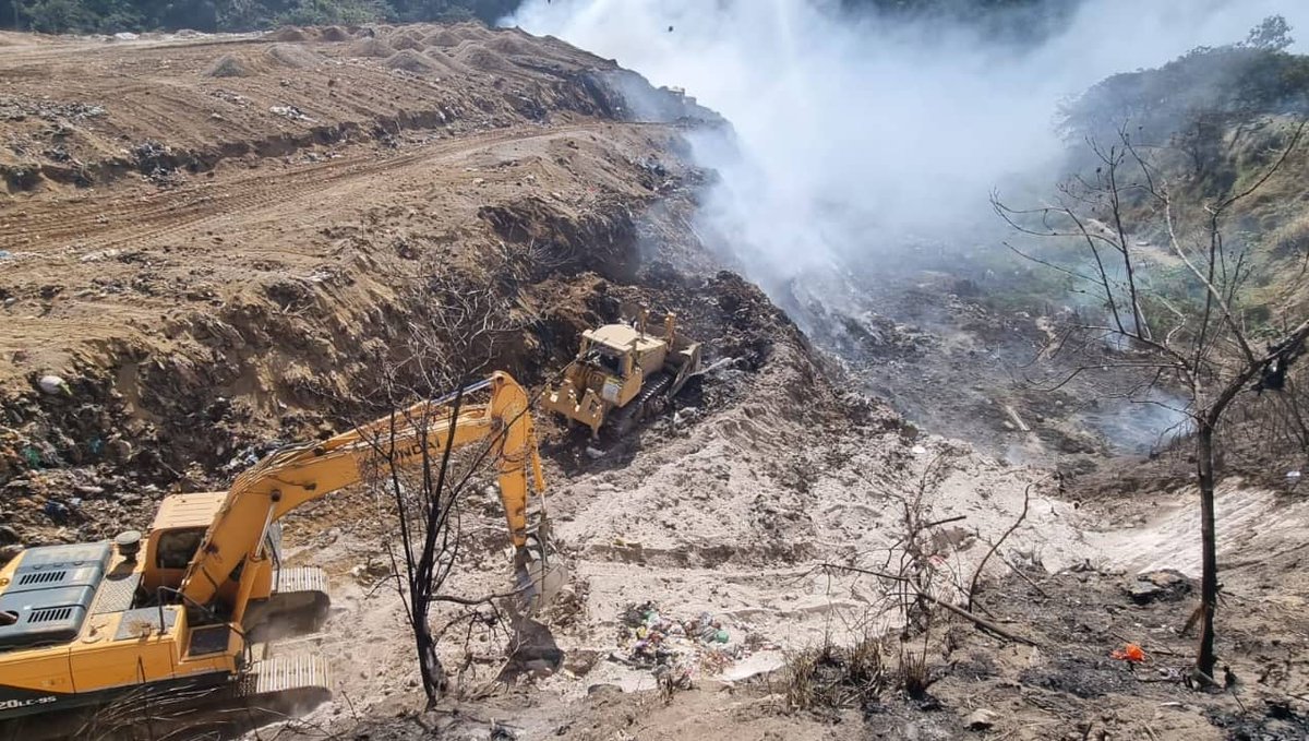 amsaguate's tweet photo. #AMSA Continúa  trabajando en el control del incendio registrado en el Vertedero del kilómetro 22, el día de ayer.  Por ahora, se mantiene en control y liquidación de los puntos de calor en el Vertedero. 

#AMSATRABAJANDO 
#GOBIERNODEGUATEMALA
TGW Digital https://t.co/5VMZa6LNf9