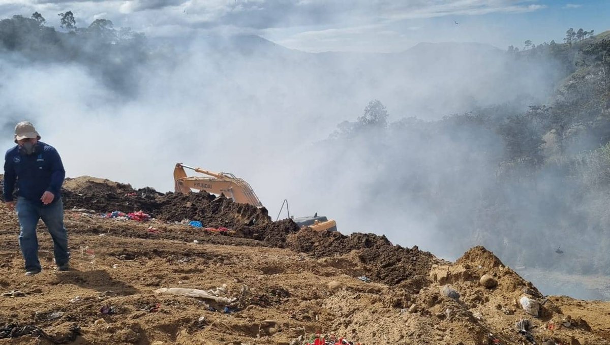amsaguate's tweet photo. #AMSA Continúa  trabajando en el control del incendio registrado en el Vertedero del kilómetro 22, el día de ayer.  Por ahora, se mantiene en control y liquidación de los puntos de calor en el Vertedero. 

#AMSATRABAJANDO 
#GOBIERNODEGUATEMALA
TGW Digital https://t.co/5VMZa6LNf9