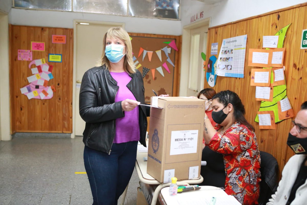 vanesabril's tweet photo. ¡Feliz de haber votado y de participar de este nuevo día de la democracia! 

Votar es muy importante, porque se trata de elegir a los y las representantes que van a defender los intereses y derechos de #Chubut. 

¡Hoy decidís vos! 💪🏻

💙💚 https://t.co/yCjsom1NL3