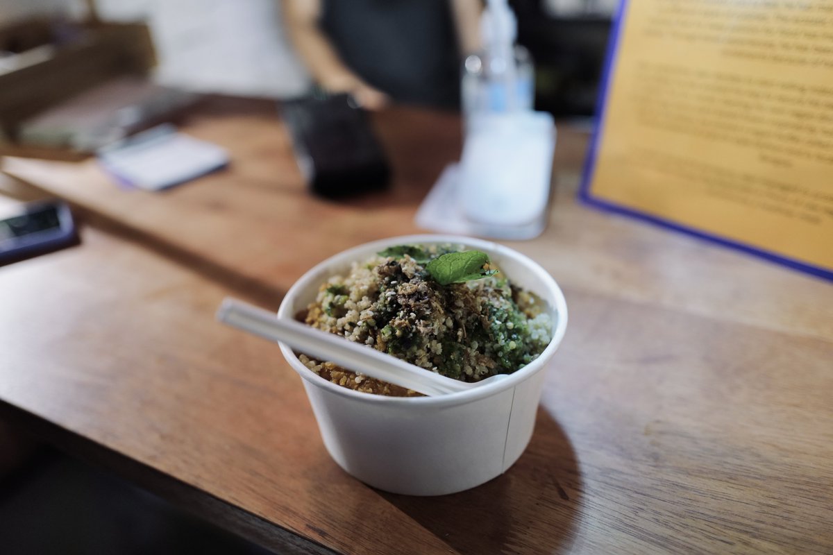 animaaras's tweet photo. Friendly area, cool to hang out with friends. A lot of booze, but idk the food are halal or not, hence we just play safe and ate vegan food lol
#TiffinAtTheYard #SentulDepot https://t.co/HWj4ResQBy