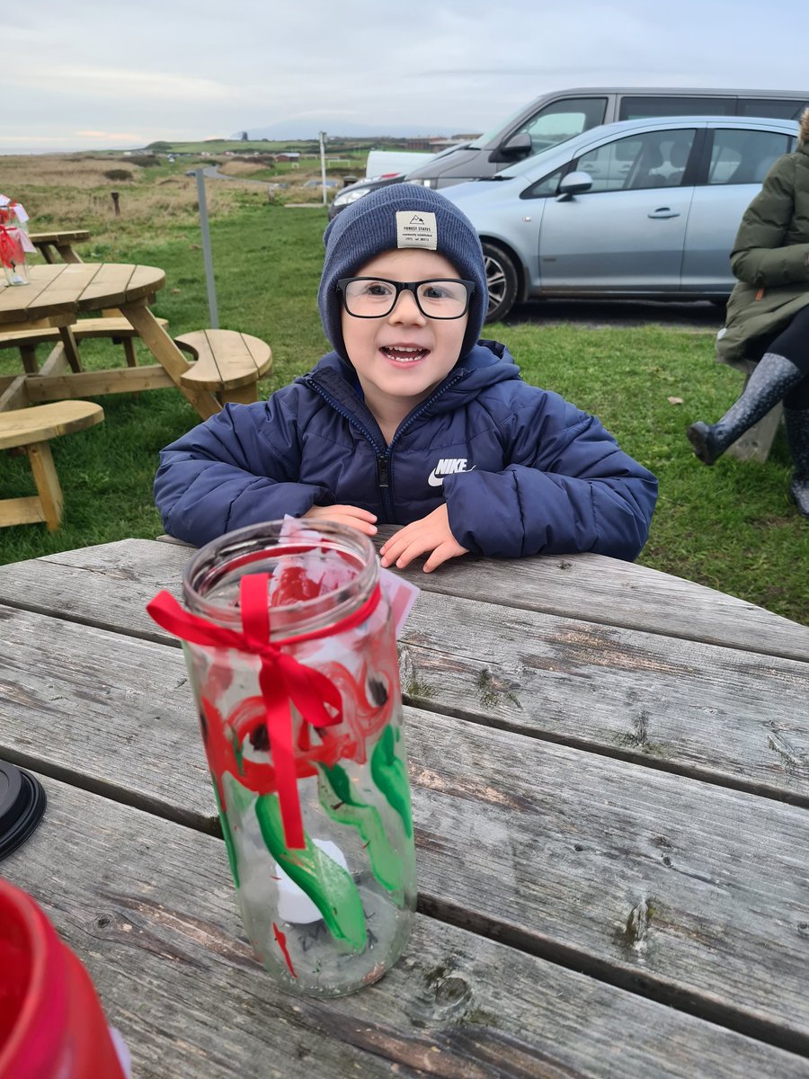 Hannah_wright0x's tweet photo. @southwalneyinf Isaac from the Wrens Reception class went to the rounohouse today to see his jar that he painted on display 😊 https://t.co/B5EgZLDtob https://t.co/tnw7O8Cd6x