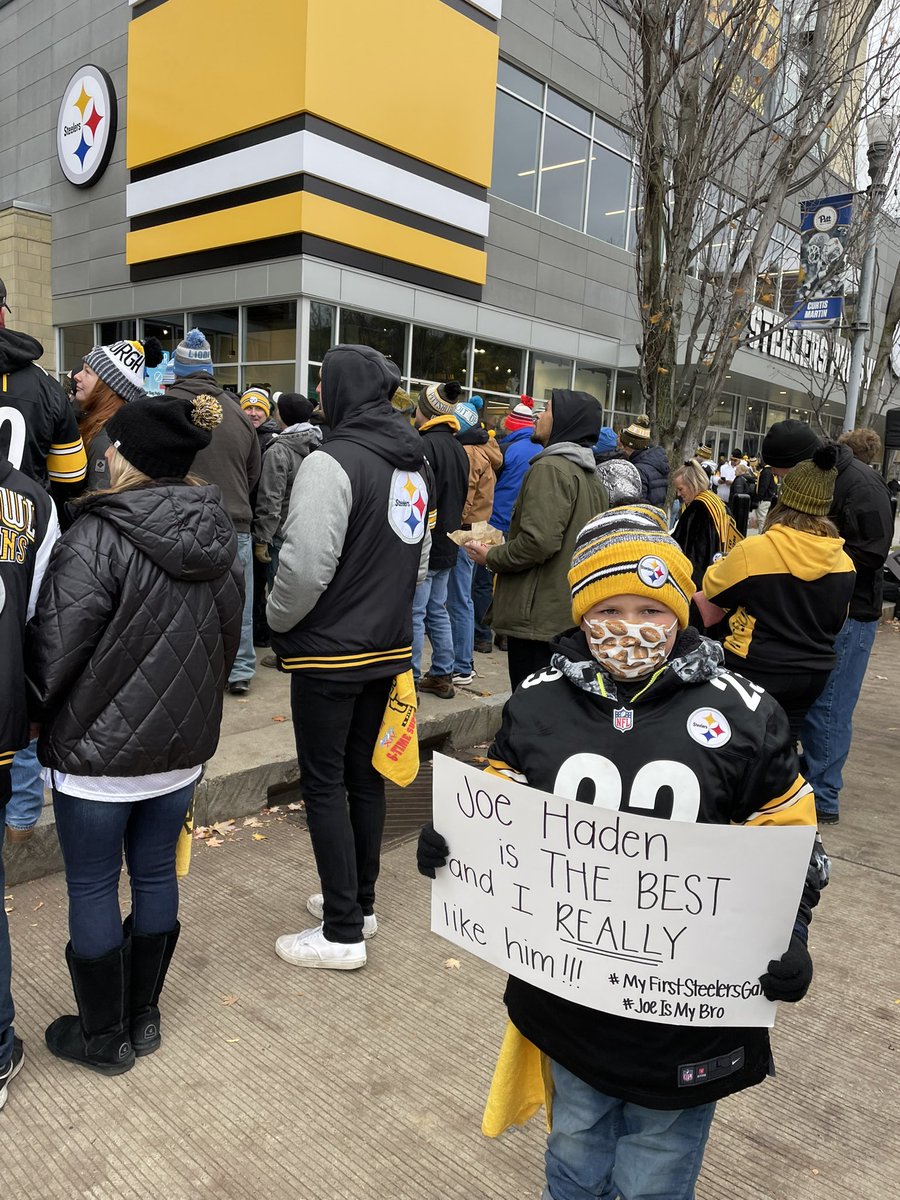 saraelliott913's tweet image. Hey look @joehaden23 I made it!!! 🖤💛@SteelersUnite @steelers #HereWeGo #MyFirstGame
