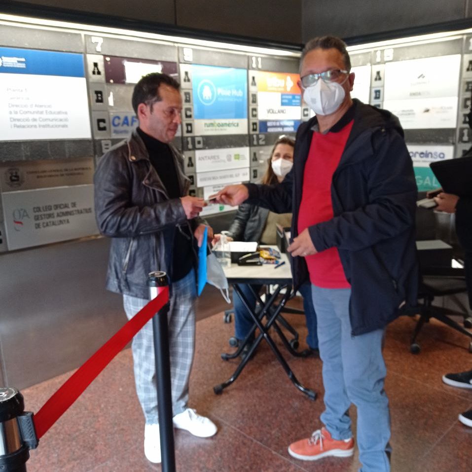 ConsVEBarcelona's tweet photo. En el Consulado de Venezuela en Barcelona se ha llevado a cabo con éxito el OPERATIVO ESPECIAL de entrega de #pasaportes para mayores de 18 años. Seguimos trabajando !!! @VenezuelaSaime https://t.co/NpJQaNhQmQ