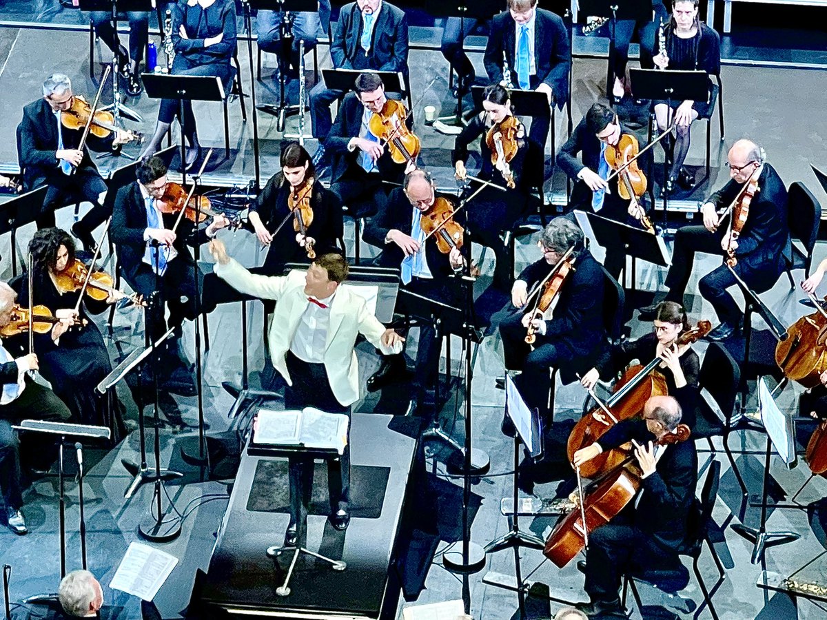 Venite Cantemus est avant tout une aventure humaine incroyable qui prend tout son sens ce soir. L’émotion est palpable… merci <a href="/theatrechatelet/">Théâtre du Châtelet</a> et <a href="/ThLAURIOTPREVOS/">Th.Lauriot.Prevost</a> de nous avoir accompagnés et de nous permettre de vivre ça… 🎶 
#ParisaduChœur #music #ensemble