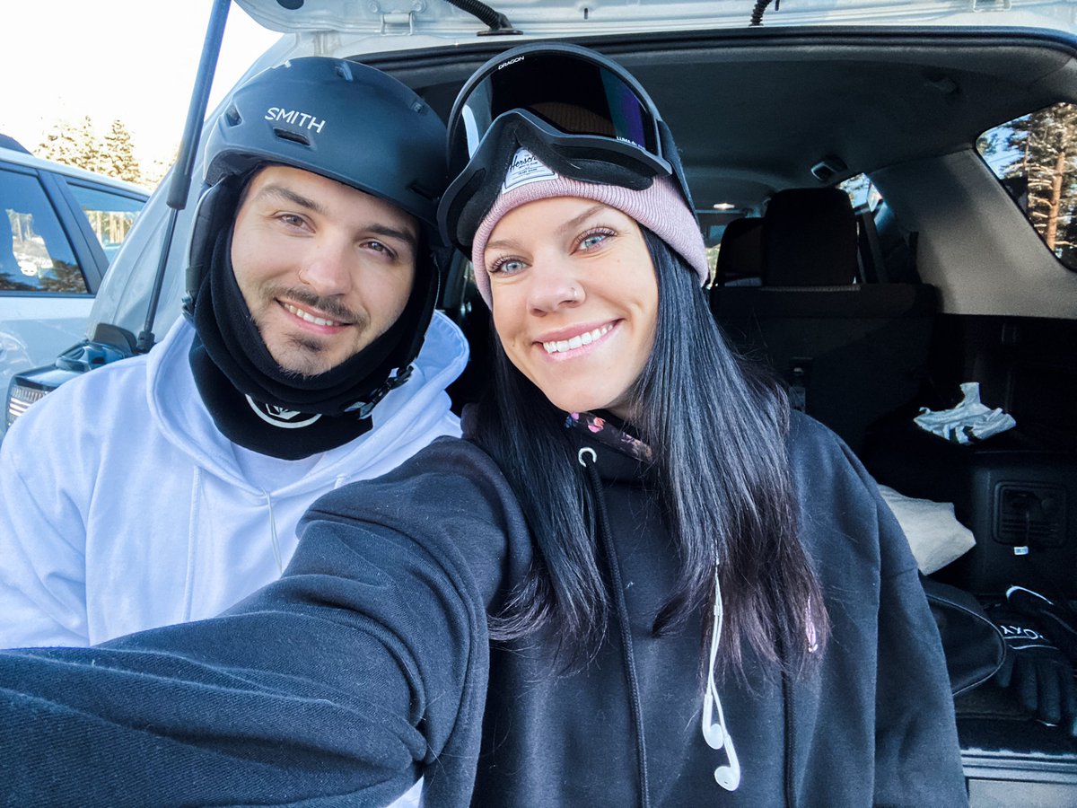 taylorclanton's tweet photo. successful 1st snowboard trip of the season. Love you bb😘 https://t.co/YmE89tXSWd
