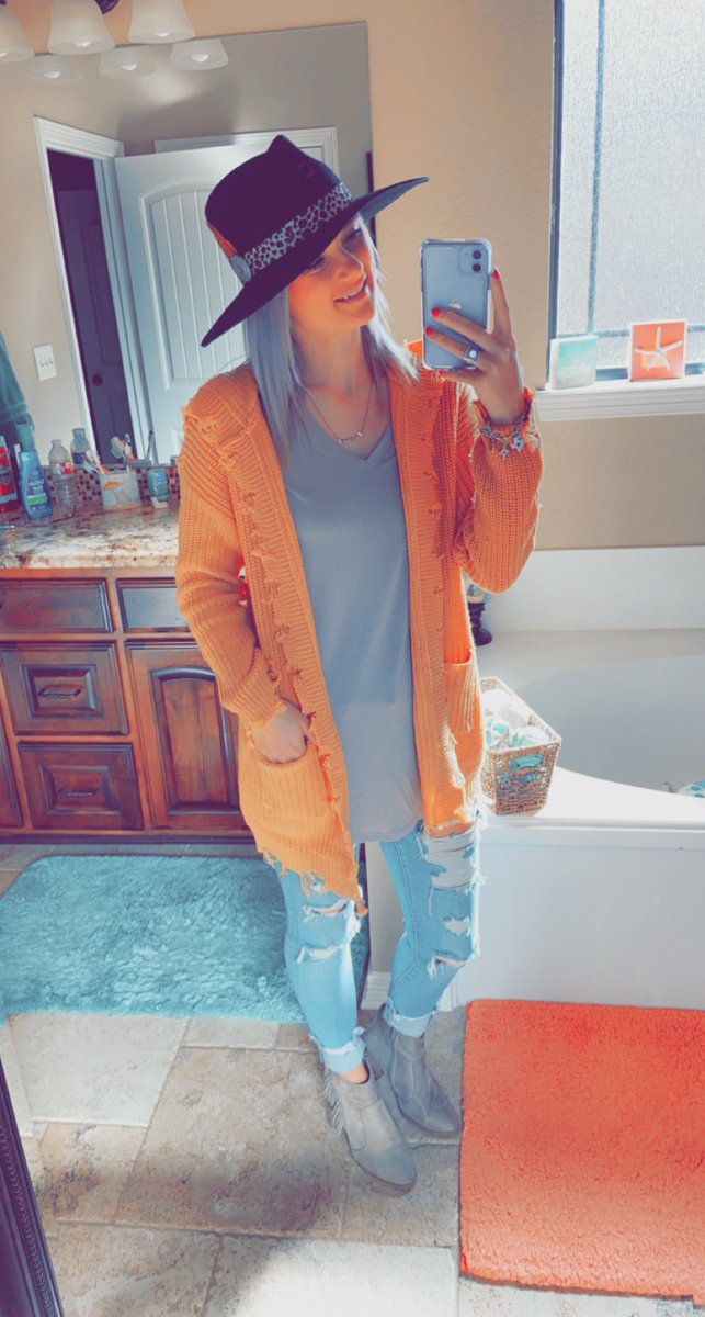 HobbsJaci's tweet photo. Here’s a rare picture of me with a hat on 💁🏻‍♀️ https://t.co/2vTRLzQFpP