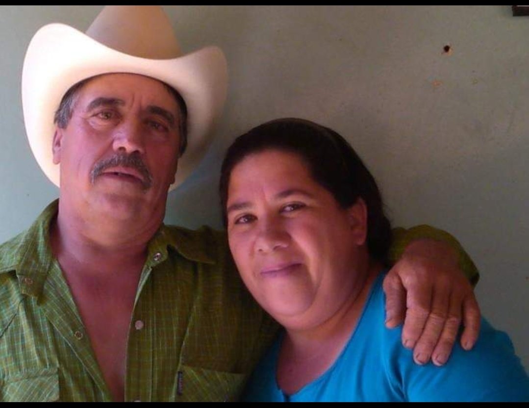 martikarinaz's tweet image. Ellos son Mele y Grimilda venden leña para subsistir en #mesatresrios hace 20 días,en cirugía de vesícula por error  perforaron su intestino en el Hospital General de Estado de Sonora, la pregunta de la familia  ¿porque siempre a los pobres nos tratan tan mal?Ella sigue esperando