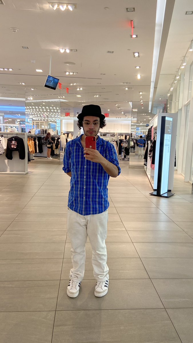 Davethe_TopGuy's tweet photo. What time is it? It’s around 5:25 p.m. on Saturday, Jul. 24. This was me shopping at the big H&M’s in NYC over the summer while hanging out with my family #ENG170 https://t.co/bflU59IodK