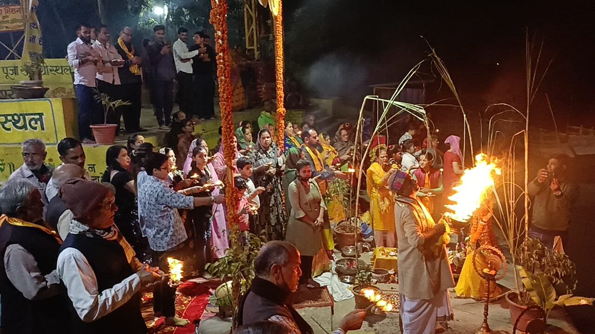YamunaMission's tweet photo. आज के पावन पर्व पर पुण्य तीर्थ गऊघाट (बृज मथुरा पुरी) माँ श्रीयमुना जी की संध्या आरती दर्शन 🙏🙏  #aarti #GauGhat #Mathura #YamunaMission https://t.co/npnGXoslJv