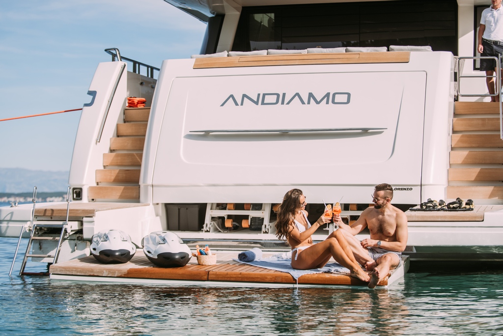 Welcome to Andiamo! ☺️

The main deck aft is equipped with a gorgeous lounge. Stairs lead up to the flybridge where guests will find an alfresco dining area as well as a lounge area with spacious sunpads.🌞