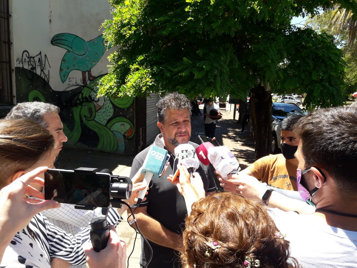 Ya voté en la Escuela 17 de #VillaElisa. 
Las elecciones siempre son un día de alegría, porque a través de la democracia podemos ejercer nuestro derecho al voto y podemos expresarnos en las urnas. Sigamos por este camino.