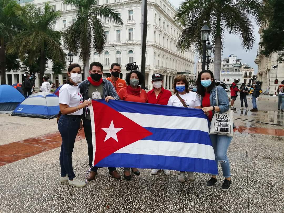 aparedesrebelde's tweet photo. En la #Sentada de #pañuelosrojos en el #ParqueCentral en #LaHabana No importa la lluvia. Así somos los jóvenes y los no tan jóvenesss.  Así es #CubaVive 🇨🇺 https://t.co/NDWcnm29R7