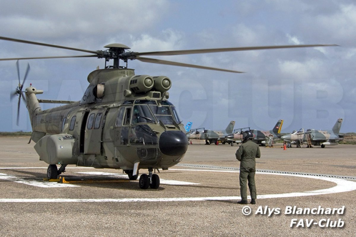 FAV_CLUB's tweet photo. Helicóptero Eurocopter (Airbus Helicopters) AS-532AC Cougar y al fondo aviones Hongdu K-8W.

Foto: Alys Blanchard 

#aviacionmilitar #aviacionmilitarvenezolana #fuerzaaereavenezolana #helicoptero #as532cougar #k8w #venezuela #favclub https://t.co/7SD8Fc3KWh