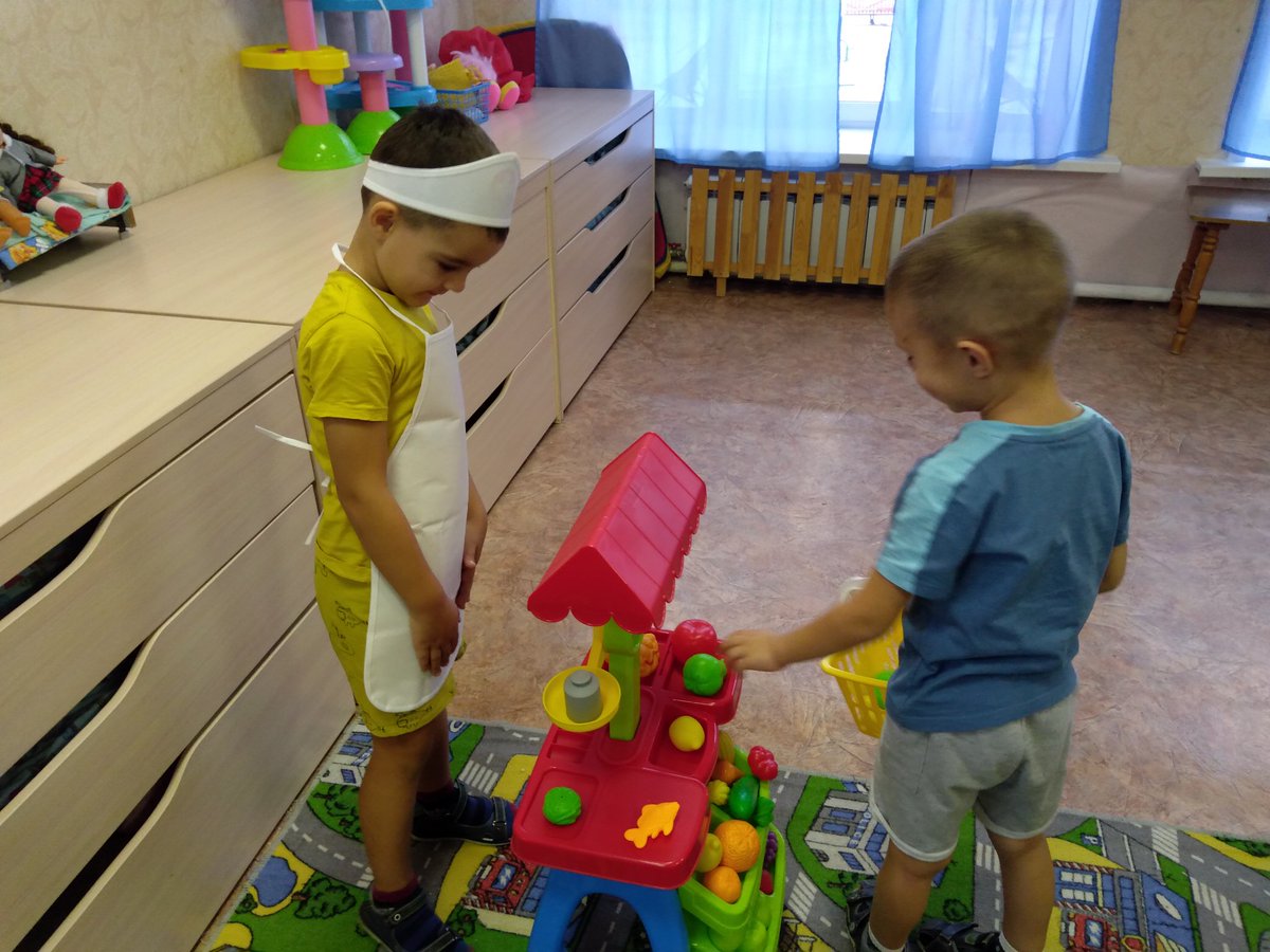 В рамках проекта "Мир профессий" были проведены игры, которые способны не просто информировать детей о тех или иных профессиях, они характеризуются эмоциональной включенностью ребят в процесс познания профессий.
Гр."Карамельки"
Воспитатель Чибирева О.Ю.