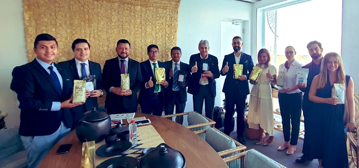 JaimeAminH's tweet photo. En compañía del @GobBoyaca @RamiroBarraganA , como testigos, asistimos a la firma en el pabellón de @Colombiaexpo del primer contrato de exportación de @cafesanicolas con un gran cliente del Medio Oriente en la @expo2020dubai @PROCOLOMBIACO #MasMercadosMenosFronteras 🇨🇴🇨🇴🇨🇴🇨🇴🇨🇴🇨🇴 https://t.co/XnuHMEtjVt