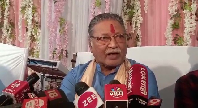I agree with what Kangana Ranaut has said. We got freedom in alms. It was given. Many freedom fighters were hanged and the big-wigs at that time didn't attempt to save them. They remained mere mute spectators: Actor Vikram Gokhale in Pune