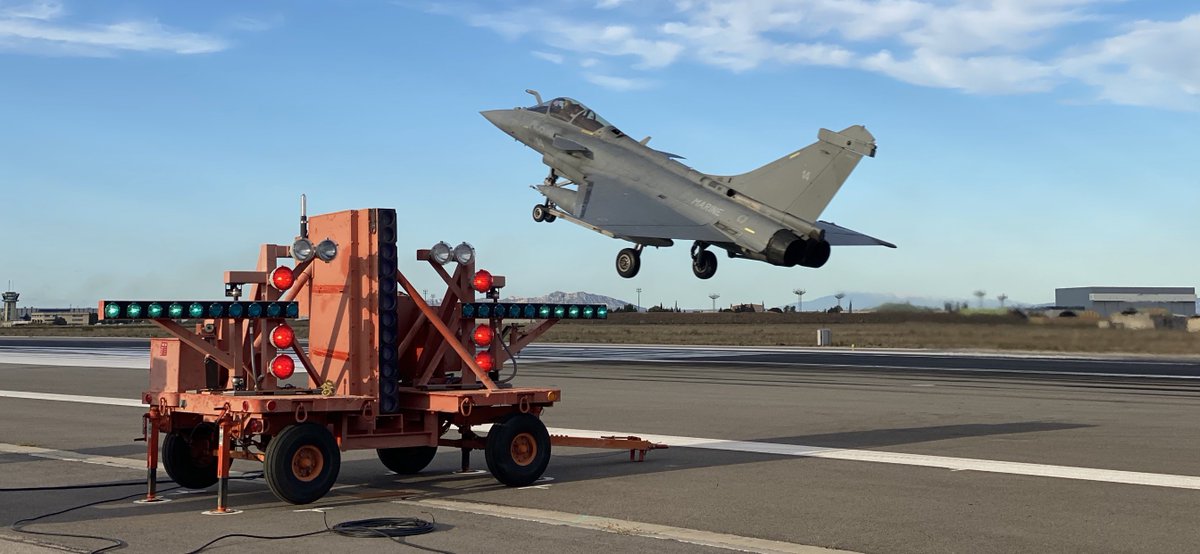 BOECKLERFred's tweet photo. Field Carrier Landing Practice by French Navy pilots. A great opportunity to see French pilot skills and their high standard of training. Great opportunity to take pictures also😊 #AvGeek #MondayMotivation #Navy #avgeeks #rafale #aviation #aviationlovers #aviationphoto #military https://t.co/mJaVfS2IkP