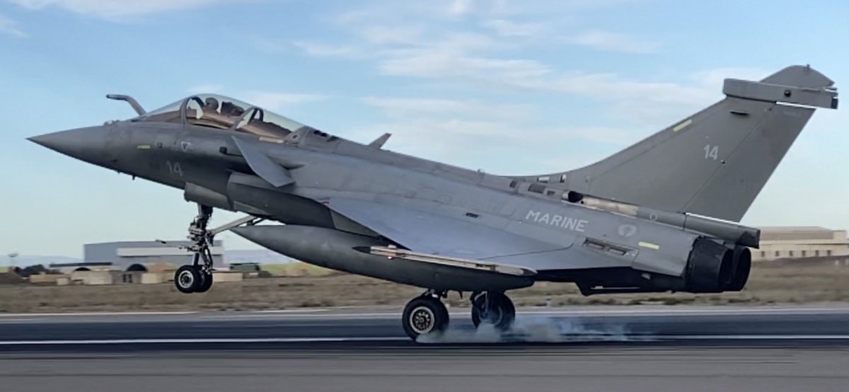 BOECKLERFred's tweet photo. Field Carrier Landing Practice by French Navy pilots. A great opportunity to see French pilot skills and their high standard of training. Great opportunity to take pictures also😊 #AvGeek #MondayMotivation #Navy #avgeeks #rafale #aviation #aviationlovers #aviationphoto #military https://t.co/mJaVfS2IkP