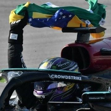 sen_wellington's tweet photo. E essas são as imagens deste domingo! Hoje Lewis Hamilton entrou na nossa casa e nos emocionou… assim como Ayrton Senna fazia. #gpformula1 #ayrtonsenna #ayrtonsennadobrasil #lewishamilton https://t.co/nmVKt8zA3N