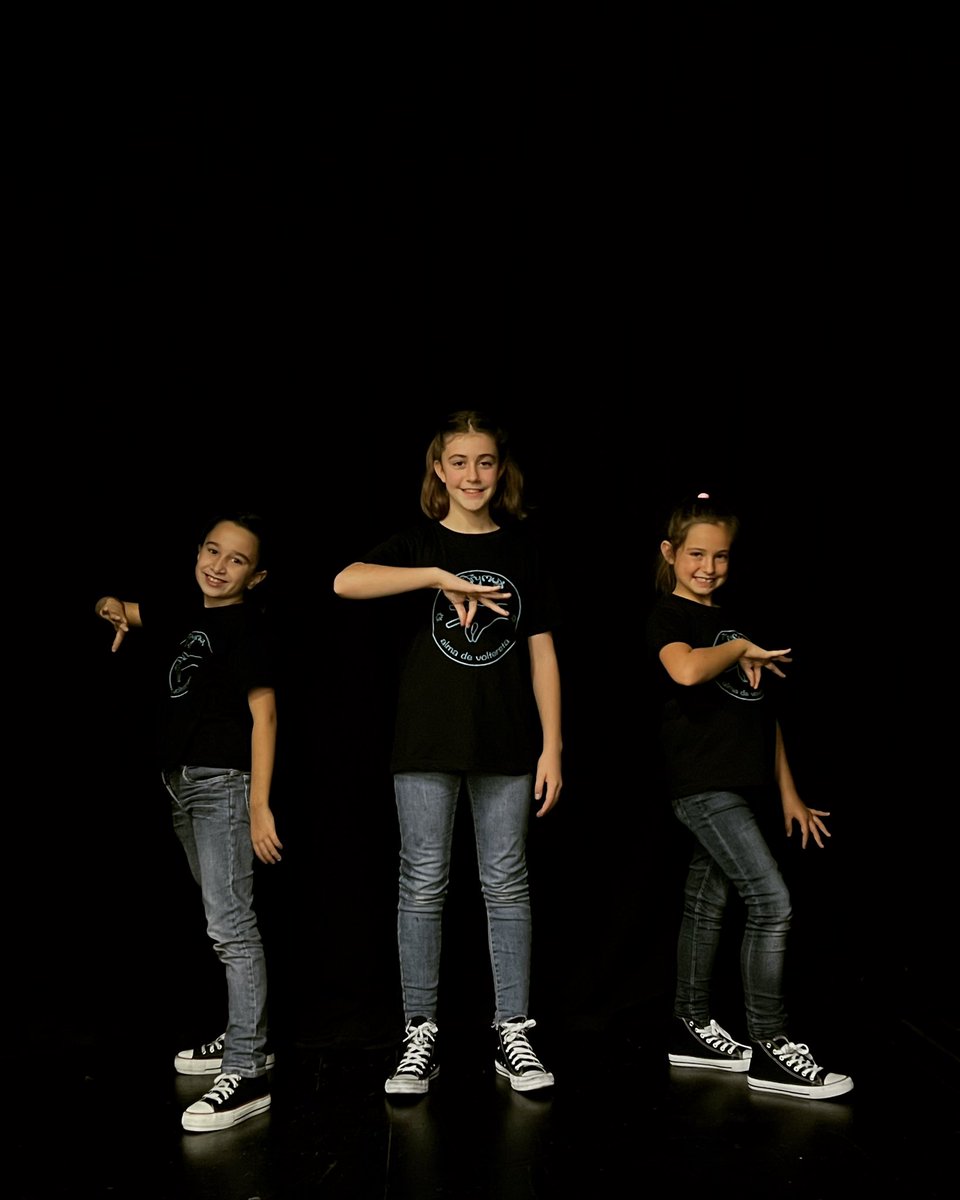 ARYMUX's tweet photo. Tarde de ensayo con Nahiare, Larraitz y Ane, nuevas incorporaciones de Arymux para algunos de los próximos proyectos 👌🏽Un lujo encontrar niñas que vienen pisando tan fuerte y con tantas ganas de trabajar 💜👊🏽 #arymux #girls #newproject #signodanza #rehearsal #eskerrikasko #thanks https://t.co/wsZ7tXI71a