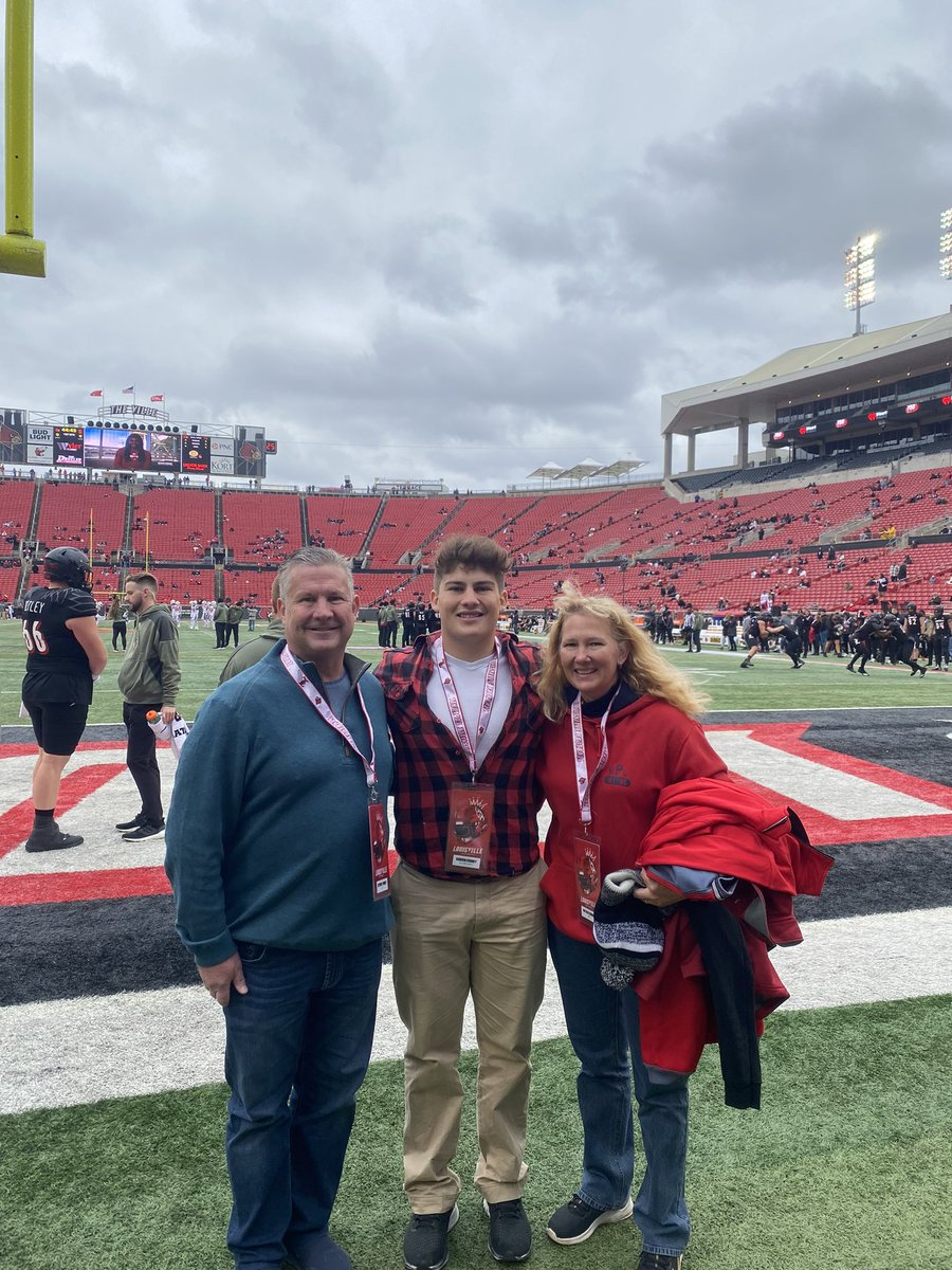 EmbreyKarsen's tweet photo. Had a great gameday visit to Louisville yesterday! Thank you @pete_nochta13 for having me and my family for such a great experience. Go cards! @etowahfootball @Etowah_Recruits @Coach_MKemper @PitViperSports https://t.co/vHa40mLTRV