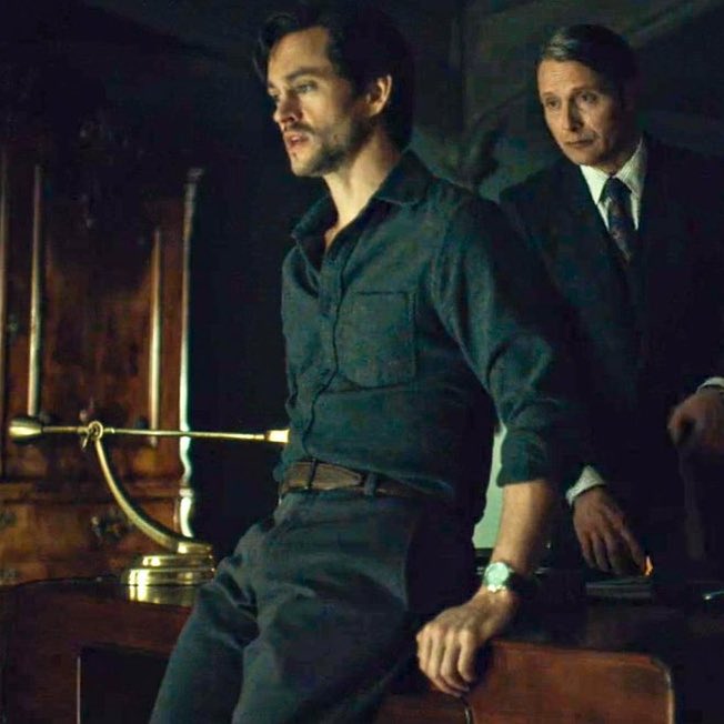 LovclyMikkelsen's tweet photo. The feminine urge to sit on the table despite there being available chairs https://t.co/5OOTo9uBwp