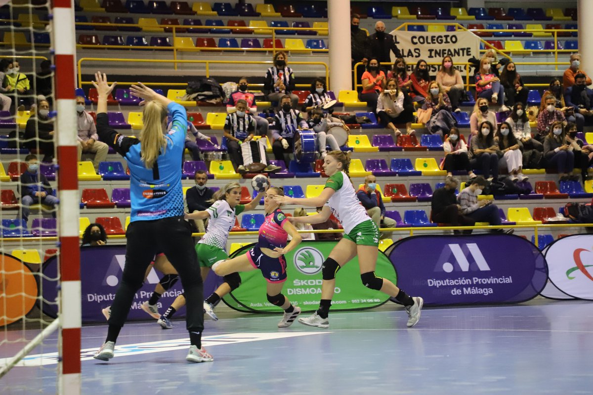 BMMalagaCosta's tweet photo. ¡Tres debutantes en Europa!😍

Desi Segado, Daniela Jerónimo y Andrea Molina, que debutó con el primer equipo, se estrenaron en la EHF European Cup 👏😊

¡Un paso más, chicas!💪

#VolvamosASentirnos

⚫️⚪️ #SomosPanteras https://t.co/woJucdQqrG