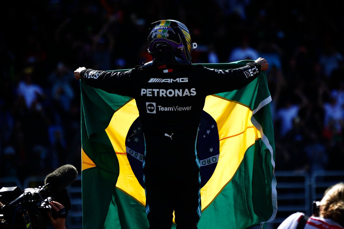 MB_Club_Spain's tweet photo. Épica victoria de @LewisHamilton con @MercedesAMGF1 en el #BrazilGP tras remontar ayer 15 posiciones en la carrera al sprint y otras 10 posiciones hoy en el Gran Premio! Histórico! 👏🏼👏🏼 Un éxito completado por @ValtteriBottas en el podio! 💪🏼 Felicidades equipo!! https://t.co/w2yNkMkm7M