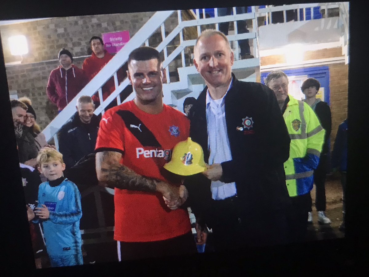 thejakewhiteley's tweet photo. Fantastic evening of #RemembranceSunday #CharityFootball at #SirHalleyStewart saw @lfrfootball edge past @LincsPolFooty 2-1 to claim the trophy! Well played one &amp; all; great initiative &amp; very well supported!… 👏🏿👏🏽👏🏻🏐 #LestWeForget @Andrew_Clucas https://t.co/g35JbSCjqP