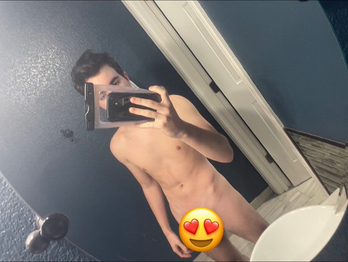 Come play with me? 🥺 https://t.co/weKkCzQkm7