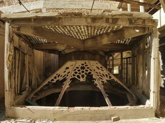 Primvert_'s tweet photo. Le théâtre abandonné de Beyrouth 🇱🇧

Ce lieu a une âme particulière, vestige de l'effusion culturelle libanaise, nous retrouvons aujourd'hui encore des éclats de balles sur sa façade.

Comme si le temps s'était arrêté en 1975...🌿 https://t.co/8exRemdaOk