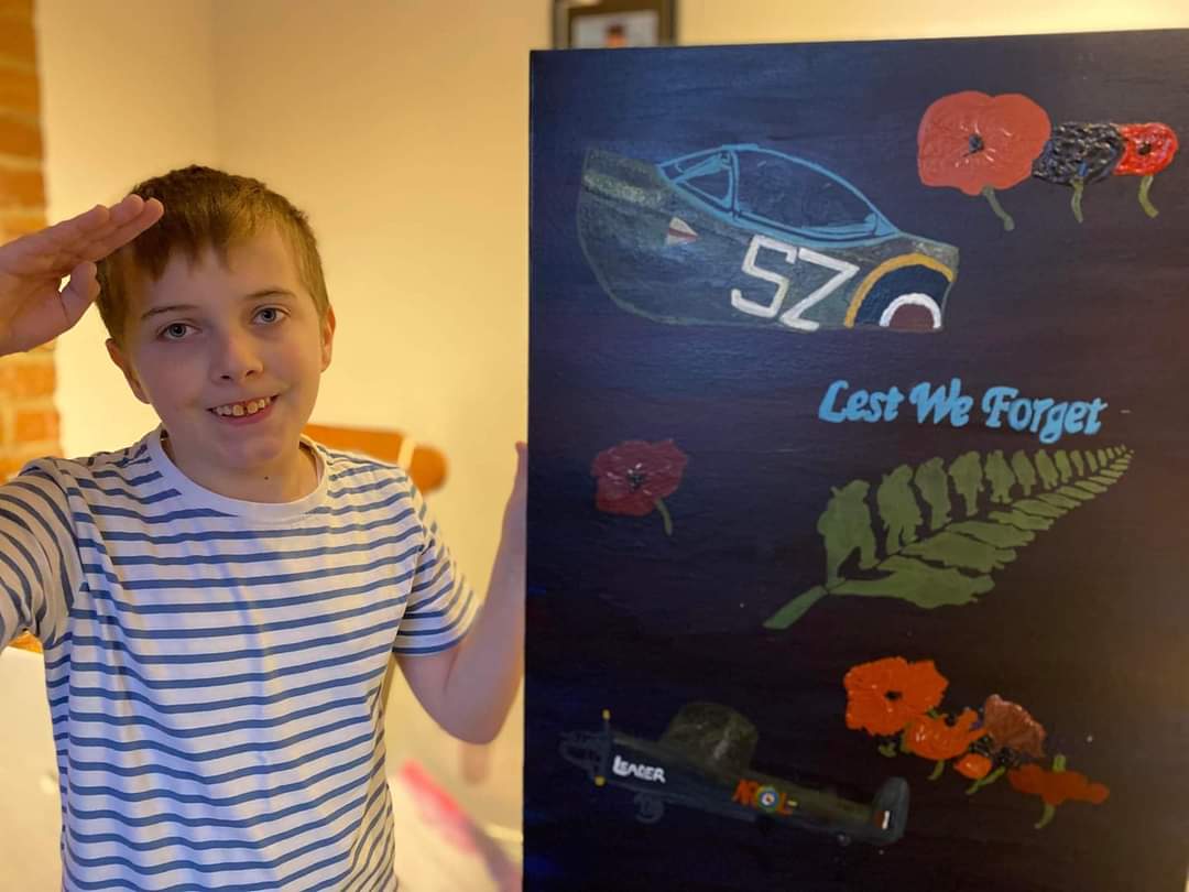 DiaElizSnowdon's tweet photo. I didnt make any remembrance parades today, but we did our 2mins silence at 11am at work and I got to meet #Jackberry and his mum sara again
#tallentedArtist #nonVerbalcommunicator
#star https://t.co/aSYjTUitoU