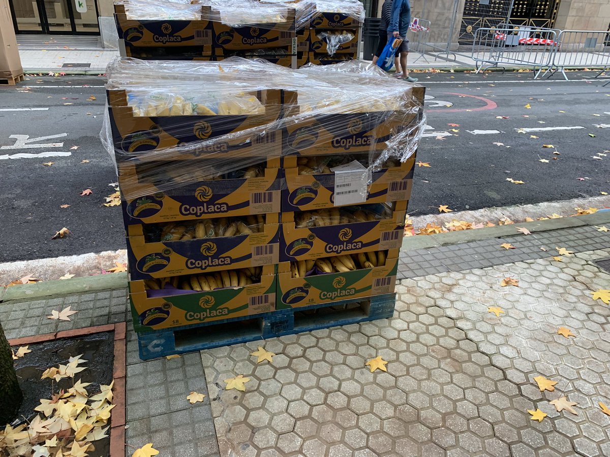 Pablovarona's tweet photo. Hoy en San Sebastián, antes de la carrera de Behovia, veo esto.
En estos momentos, con lo que están pasando los palmeros, no queda más que estar orgullosos y agradecidos. #behovia #sansebastian #donosti #platanodecanarias #ssg21 #lapalma https://t.co/PJI6wqcDHe