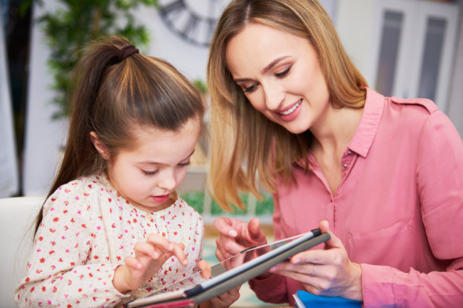 IMPORTANT: Screen your children daily for symptoms using the #COVID19 school and child care screening tool to ensure a safe and healthy space for others at school. 

Visit covid-19.ontario.ca/school-screeni… for the online tool. 

Continue to practice #PhysicalDistancing and #WearAMask!