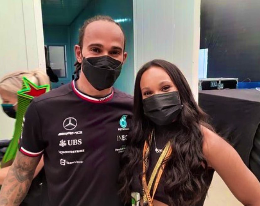 timebrasil's tweet photo. Aquele encontro de respeito! 🏎🤸🏿‍♀️

Rebeca Andrade 💚💛 Lewis Hamilton https://t.co/cr4pov0hrM