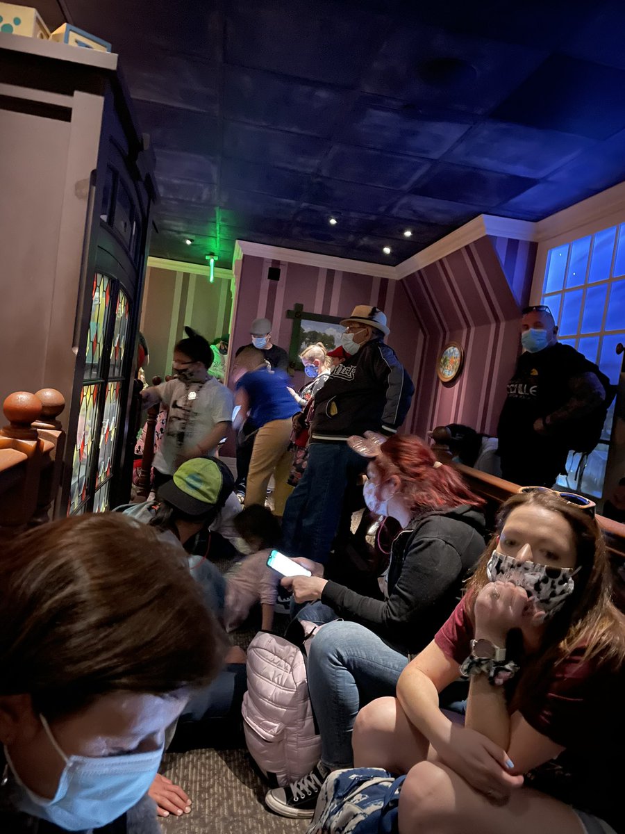 MCflorest's tweet photo. #linesindisney #disney #disneynightmare it takes too long to wait in line, it used to be faster now people can acctualy sit  while waiting…. #peterpanride https://t.co/jQzEJHTHU2
