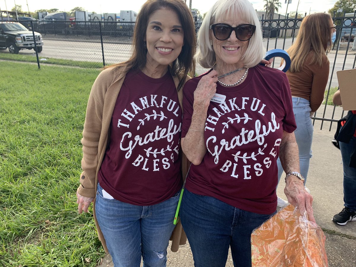 VGarcia_EDU's tweet photo. Our community partner @NIAPortHouston providing Thanksgiving meals to our @PortHoustonES families on this beautiful Sunday https://t.co/NdkJhGhdze