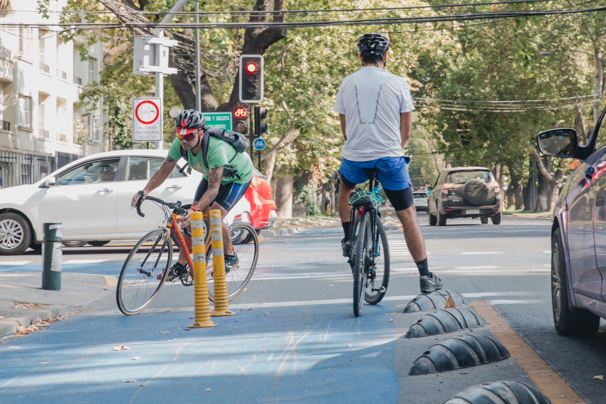 Muni_provi's tweet photo. CICLOVÍA RICARDO LYON🚴🏻
¡Atención #ciclistas! A quienes pedalean por #RicardoLyon, les contamos que desde este lunes 15, la ciclovía será #unidireccional. Si van hacia el sur, podrán hacerlo x la #ciclovía de Suecia. Planifica tu ruta y conoce más👉🏽 https://t.co/0Cf1XudqX7 https://t.co/jCQuOYIPTy