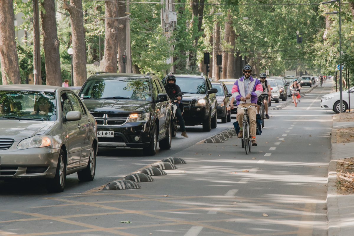 Muni_provi's tweet photo. CICLOVÍA RICARDO LYON🚴🏻
¡Atención #ciclistas! A quienes pedalean por #RicardoLyon, les contamos que desde este lunes 15, la ciclovía será #unidireccional. Si van hacia el sur, podrán hacerlo x la #ciclovía de Suecia. Planifica tu ruta y conoce más👉🏽 https://t.co/0Cf1XudqX7 https://t.co/jCQuOYIPTy