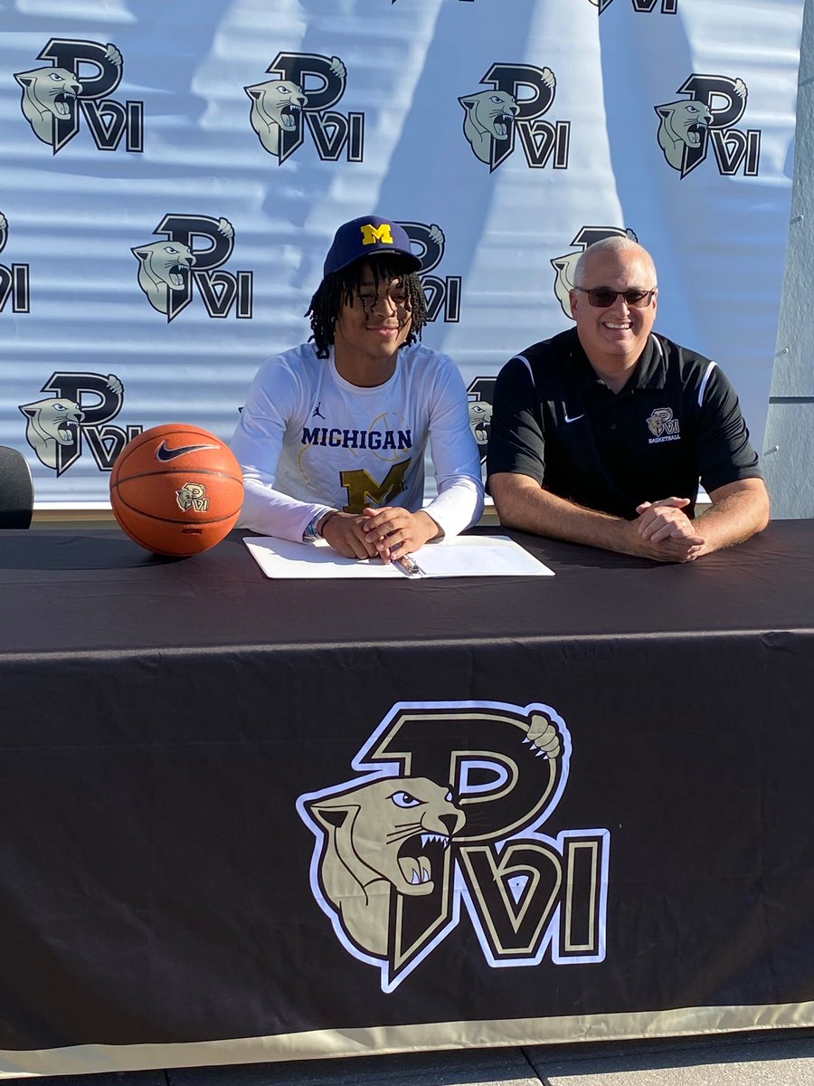 Huge congrats to @AyooFlyy on signing his NLI to @umichbball!! #teampvi