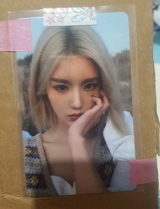 wizcorner_ph's tweet photo. wts lfb help rt
☁️ eunbi scene 1 fansign pc 
☁️ chaewon kassette pc + sticker 
💸 250 php ea, 480 set

onhand
clean

mine or dm to claim, pril set taker
🏷 izone rewind blosson one reeler photocard pob https://t.co/IECnKqg0m3