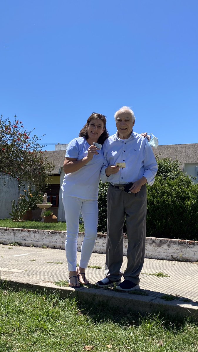 Cómo cada vez desde que se reinstauró la democracia, yendo a votar con mi papá (85 añitos). Orgullo♥️!! #Elecciones2021